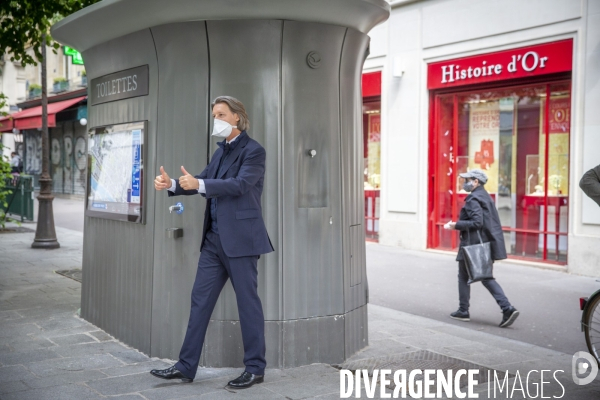 Anne Hidalgo et Jean-Charles Decaux, présentent des distributeurs de solution hydroalcoolique installés sur le mobilier urbain dans les rues de Paris