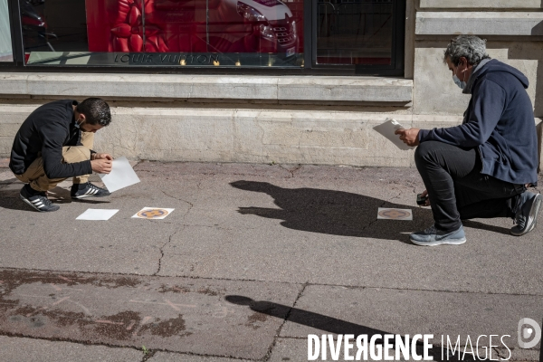 Pose de marques de distanciation sociale devant le magasin Louis VUITTON à Marseille