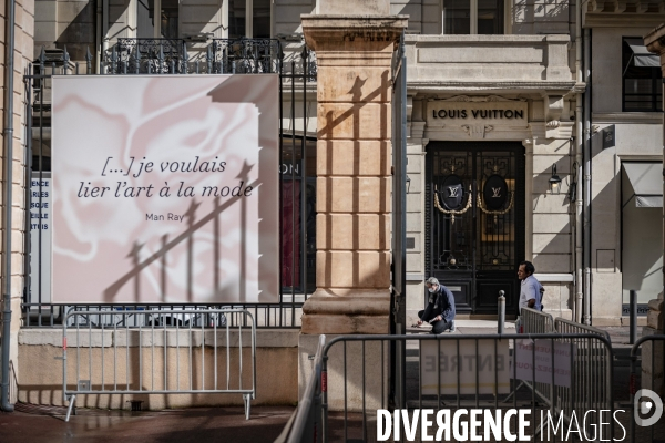 Pose de marques de distanciation sociale devant le magasin Louis VUITTON à Marseille