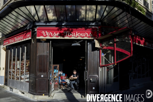 Un café parisien ferme suite a la pandemie covid-19