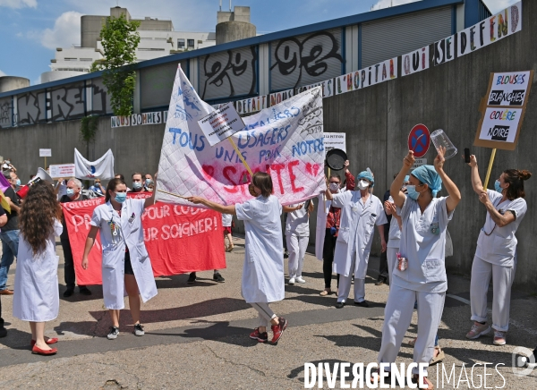Manifestation du personnel soignant devant l hôpital Robert Debré