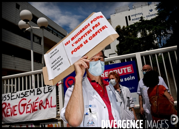 Manifestation du personnel soignant devant l hôpital Robert Debré