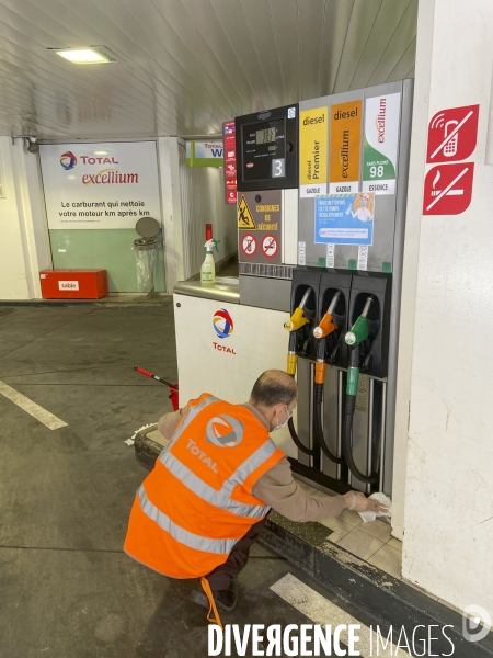 Covid-19: total nettoie ses pompes de stations services regulierement