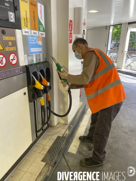 Covid-19: total nettoie ses pompes de stations services regulierement