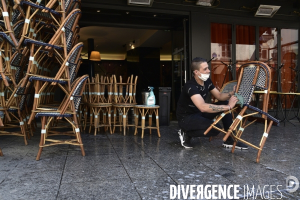Déconfinement : réouverture des bars et restaurants en France. Covid-19. The Covid-19 Coronavirus. Deconfinement: reopening of bars and restaurants in France.