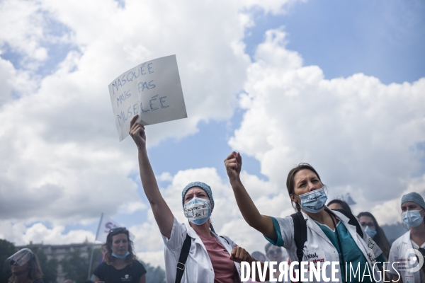 Manifestation du personnel soignant pour demander plus de moyens dans la sante.