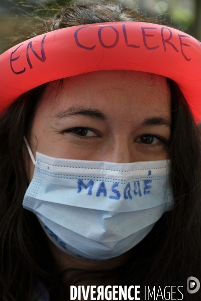 Personnel soignant portant un masque protecteur avec les slogans. Health workers wearing a protective face mask with the slogans.
