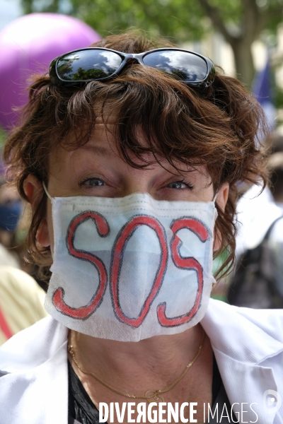 Personnel soignant portant un masque protecteur avec les slogans. Health workers wearing a protective face mask with the slogans.
