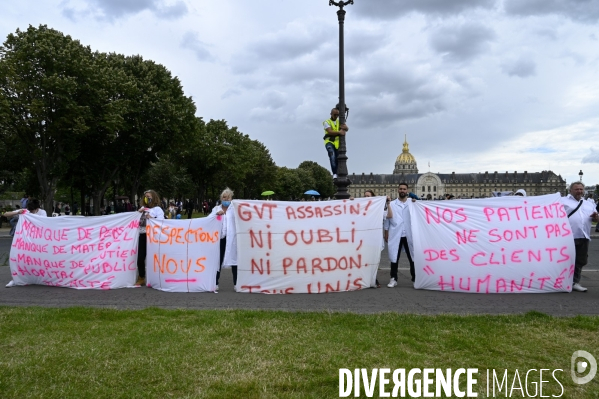 Manifestation des soignants à Paris pour denoncer le manque de moyens dans l hopital public. Cares demonstration.