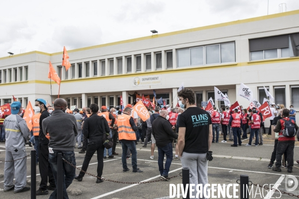 Rassemblement des salariés devant Renault Flins