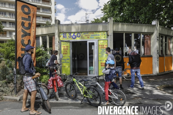 Atelier d auto-réparation de vélo à Montreuil.