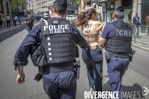 Les Femen protestent devant l Elysée avant le premier conseil des ministres du gouvernement Castex