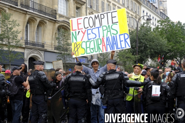 Manifestation de soignants à Paris, rejoints par des  gilets jaunes . Hospital workers protest in Paris.