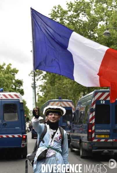 Manifestation des soignants le 14 juillet à Paris pour denoncer le manque de moyens dans l hopital public. Cares demonstration.