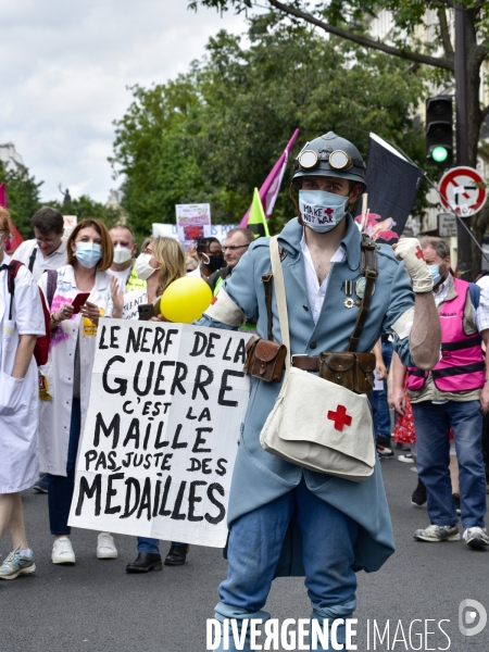 Manifestation des soignants le 14 juillet à Paris pour denoncer le manque de moyens dans l hopital public. Cares demonstration.