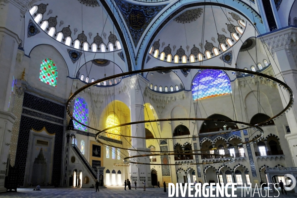 La Grande Mosquée Camlica ou la Mosquée Erdogan, de nombreux lieux de culte de style ottoman à Istanbul. The Great Camlica Mosque or Erdogan Mosque, numerous Ottoman-style houses of worship in Istanbul.
