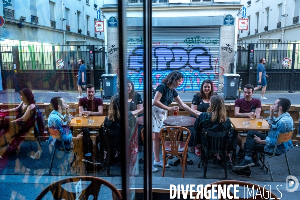 Café. Extension des terrasses à Paris.