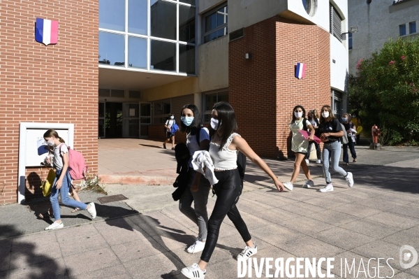 Scolarité : rentrée des classes, collégiens avec un masque sanitaire en protection du COVID19. Education: Back to School and student portraits