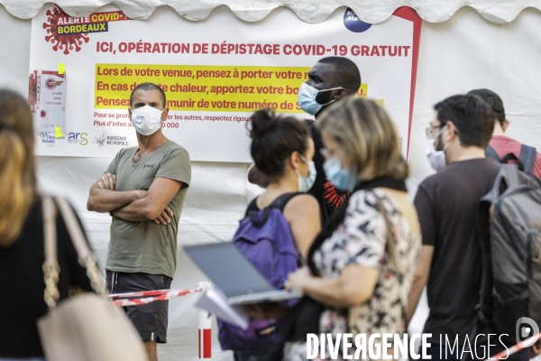 Opération de dépistage du COVID 19 gratuitement, place Saint-Projet rue Sainte Catherine à Bordeaux.