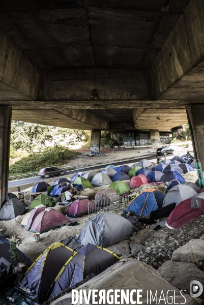Saint-Denis, camp de migrants afghans.
