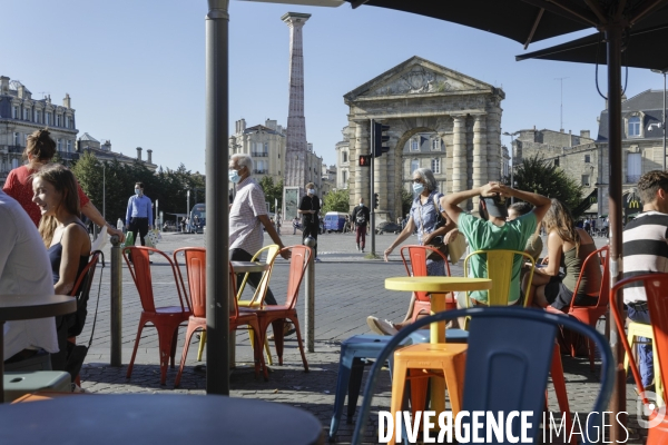 Terrasse d un café devant la Place de la Victoire à Bordeaux.