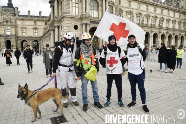 STREET MEDICS sur une manifestation parisienne, à Paris. STREET MEDICS in Paris.