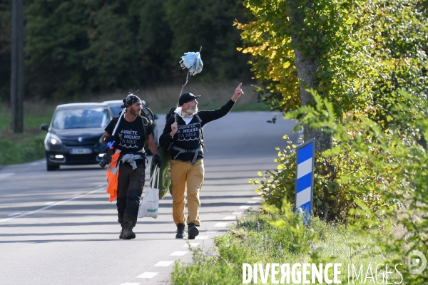 Un Anglais et un Marseillais marchent entre Marseille et Paris pour ramasser des masques usagés