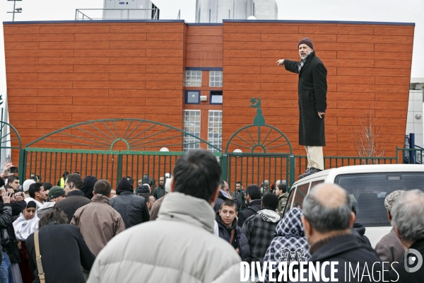 Abdelhakim SEFRIOUI manifeste devant la mosquée de Drancy