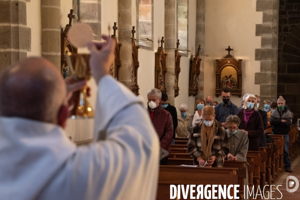 Fêtes catholiques de la Toussaint. Messes et bénédictions.