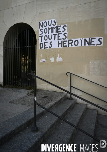 Messages féministes collés sur les murs pour sensibiliser à la lutte contre les violences faites aux femmes. Feminists messages pasted on the walls.