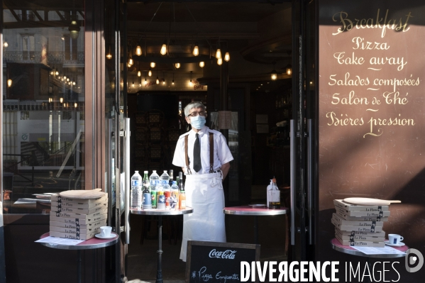 Vente à emporter en periode de confinement : devant un restaurant dans le 15e arrondissement à Paris