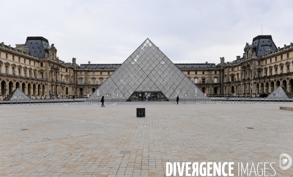 Reconfinement /  La pyramide du Louvre