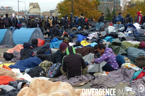 Evacuation du camp de migrants et demandeuses d asile de saint-denis. Migrants and asylum-seekers evacuated from Camp.