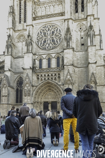 Rassemblement catholique et prière de rue à Bordeaux pour demander l autorisation de la messe dominicale