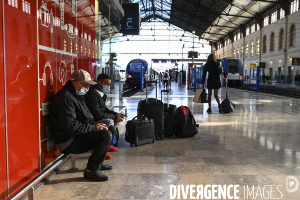 Covid-19. Voyageurs en attente d un train. travelers waiting at a railway station. The Covid-19 Coronavirus pandemic.