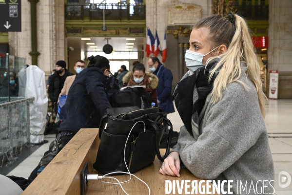 Covid-19. Voyageurs en attente d un train. travelers waiting at a railway station. The Covid-19 Coronavirus pandemic.