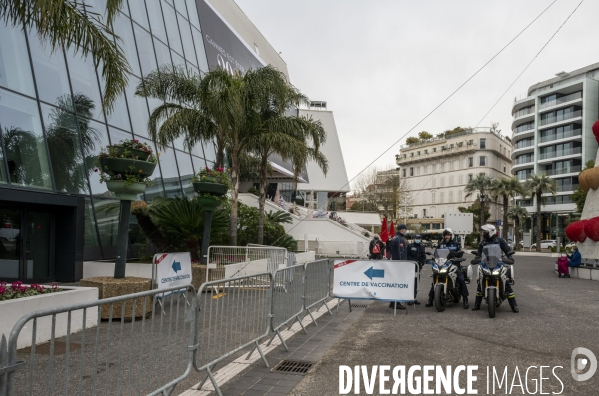 Un  vaccinodrome  dans le Palais des Festivals de Cannes