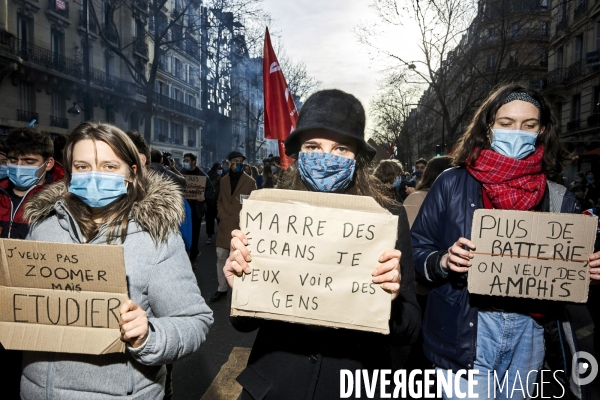 Manifestation des etudiants à Paris contre le distanciel