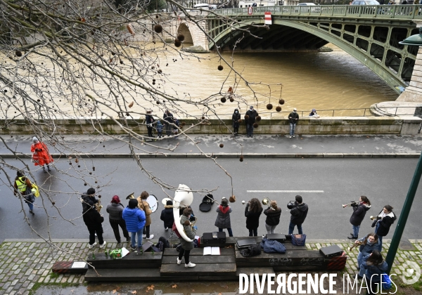 Le niveau de La Seine monte pendant que les parisiens profitent de la voie sur berges.