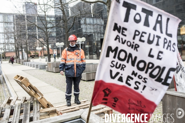 Manifestation des raffineurs grévistes de Grandpuits devant le siège de Total à La Défense