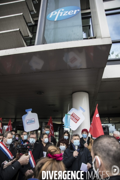 Manifestation du PCF devant PFIZER pour demander la levée des brevets sur le vaccin Covid