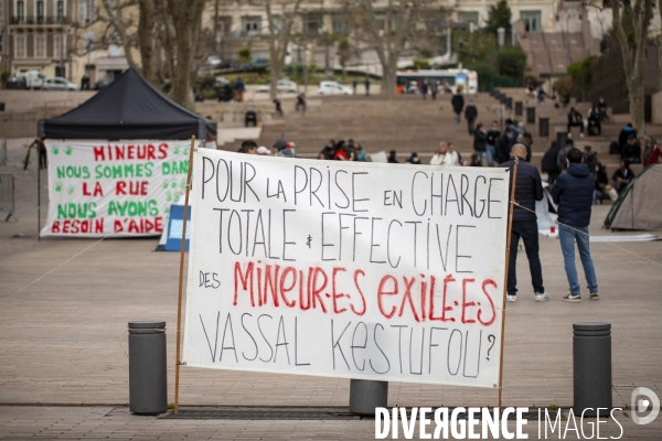 Mineurs étrangers devant la mairie de Marseille