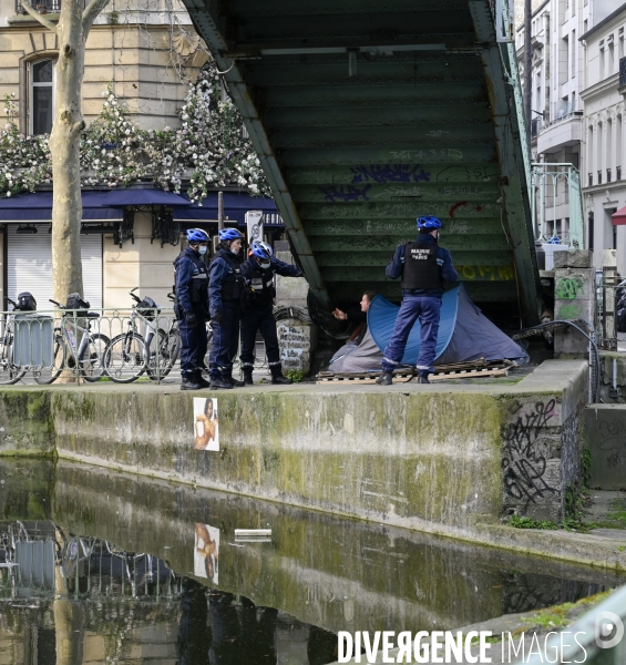 Le service de sécurité de la mairie de Paris chasse les gens devenus SDF et qui vivent sous une tente. Homeless are chased away by the Mairie de Paris security.