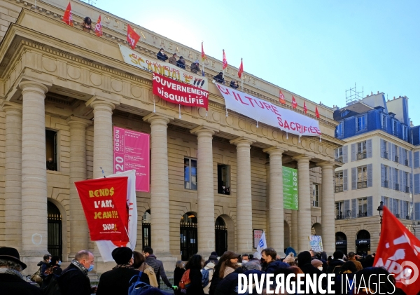 Rassemblement du monde de la culture devant le theatre de l Odéon occupé.