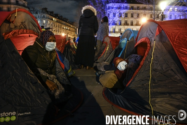 Installation d un camp de réfugiers Place de la République. Refugees camp on Place de la République, Paris.
