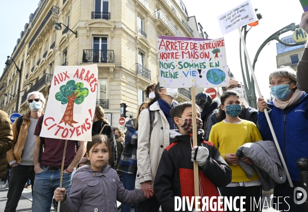 Enfants sur la Marche pour le climat 2021, à Paris. Walk for the climate.