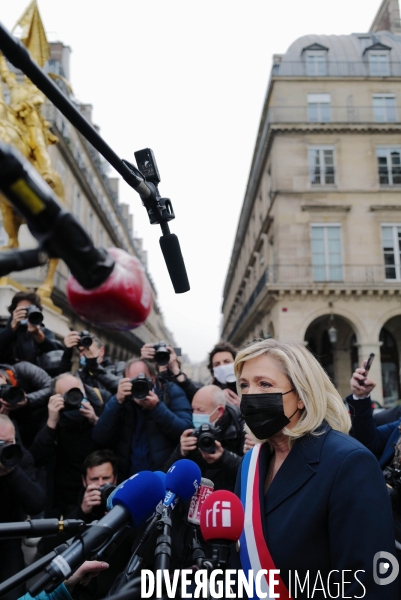 Marine Le Pen dépôt de gerbe en hommage à Jeanne d arc