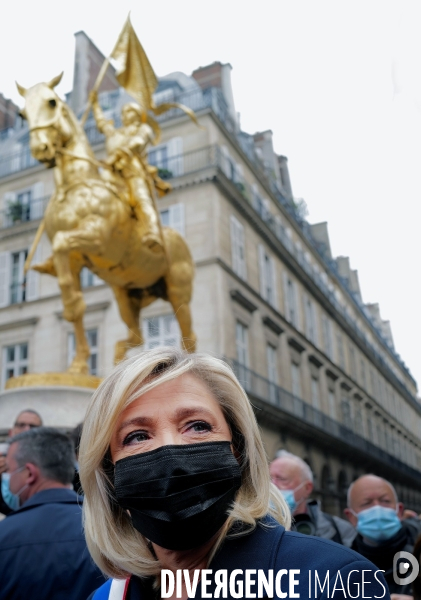 Marine Le Pen dépôt de gerbe en hommage à Jeanne d arc