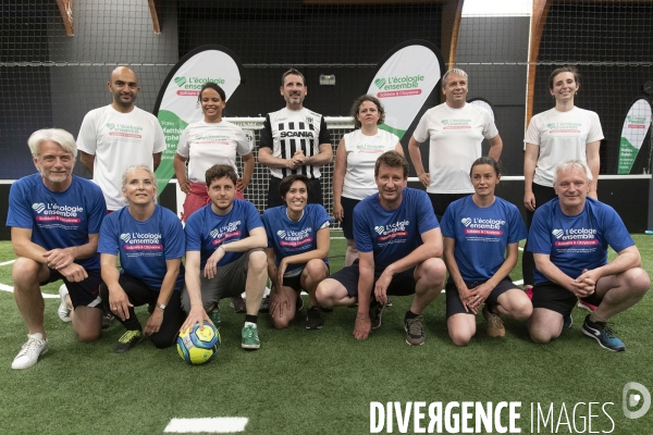 Matthieu ORPHELIN organise un match de football en salle à Angers pour la campagne des régionales avec des élus nationaux d EELV.