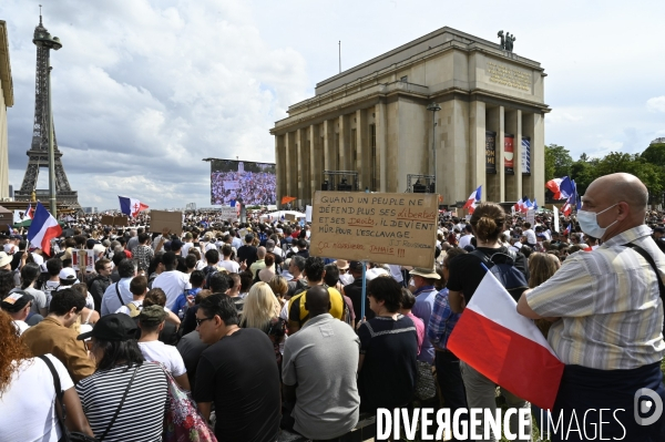 Manifestation contre le projet de passe sanitaire, place du Trocadéro, le 24 juillet à Paris. Demonstration against sanitary pass.